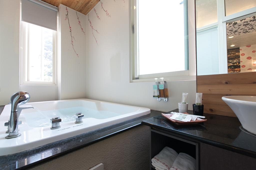 Lover Hot Spring B&B Джиаоси Екстериор снимка