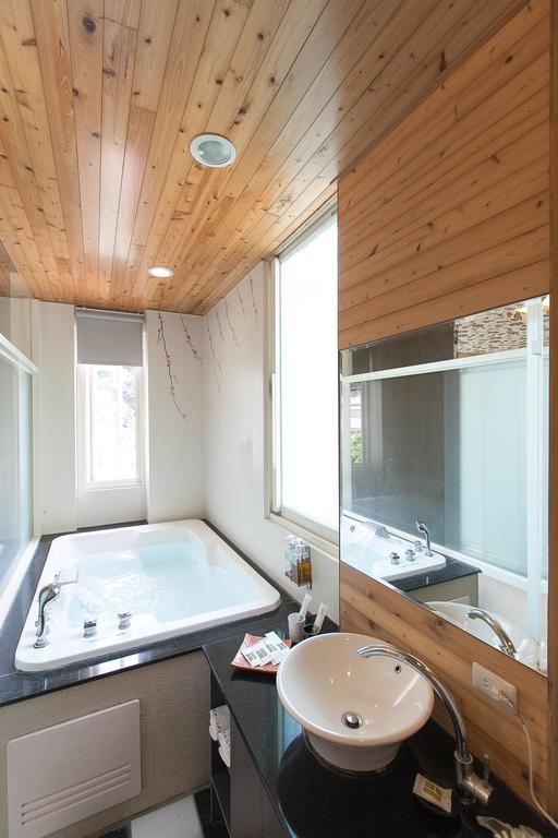 Lover Hot Spring B&B Джиаоси Екстериор снимка