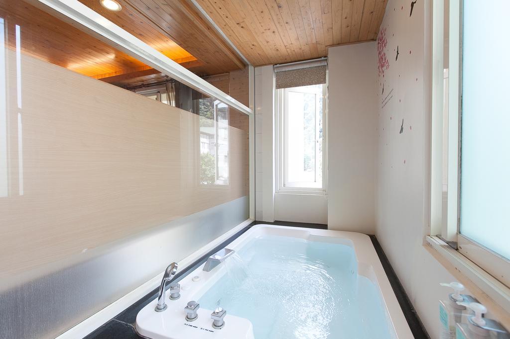 Lover Hot Spring B&B Джиаоси Екстериор снимка
